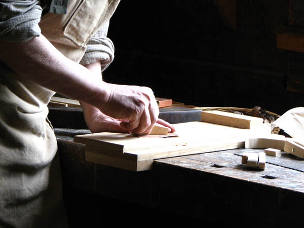 Nacemos de la influencia y formación  heredada en el sector de la <strong>carpintería de madera y ebanistería  en Fisterra.</strong>
